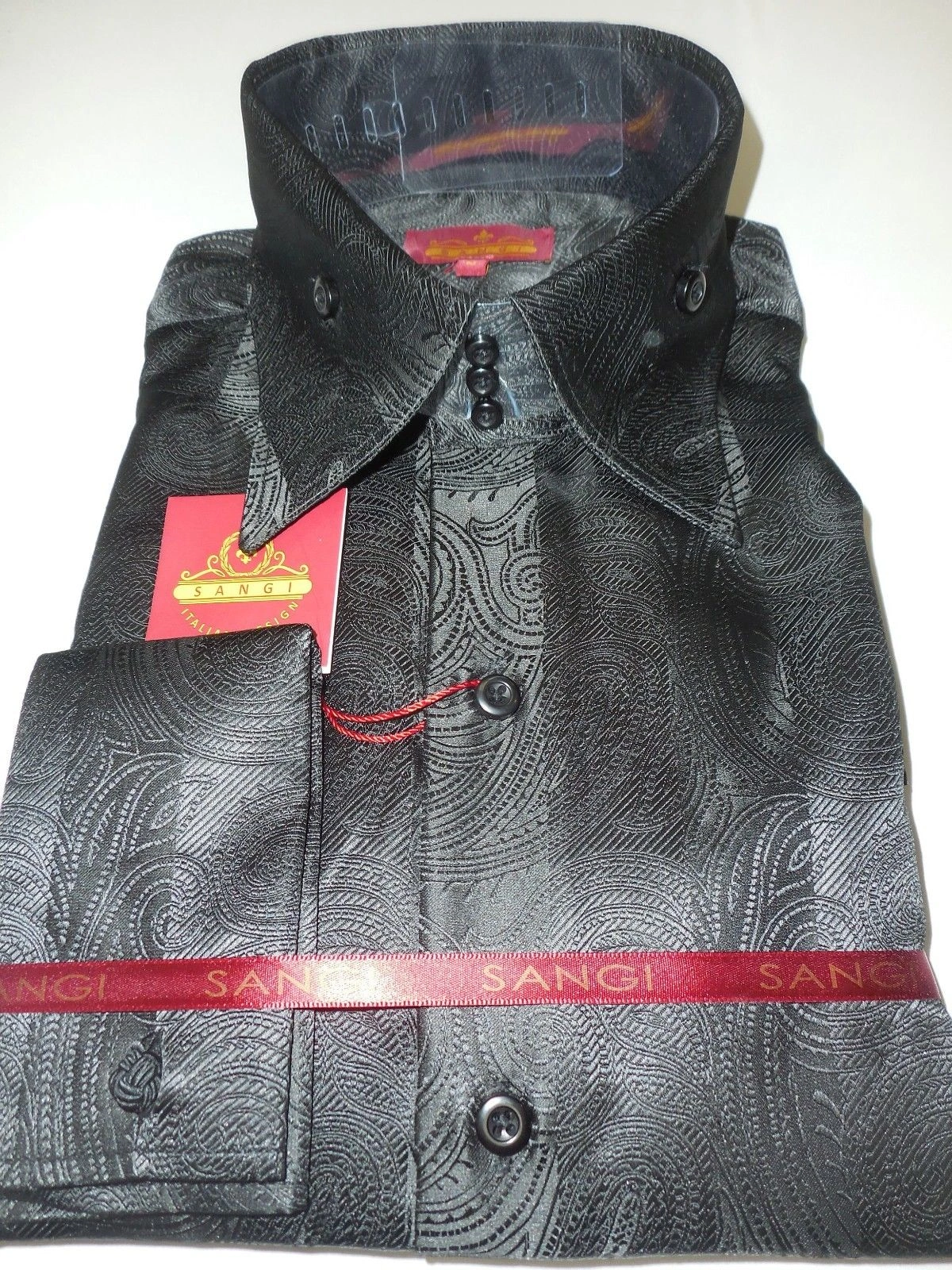 SANGI 1043: Schwarzes Paisley Hemd mit Stehkragen für Herren. Exklusives Design, unwiderstehlicher Glanz.